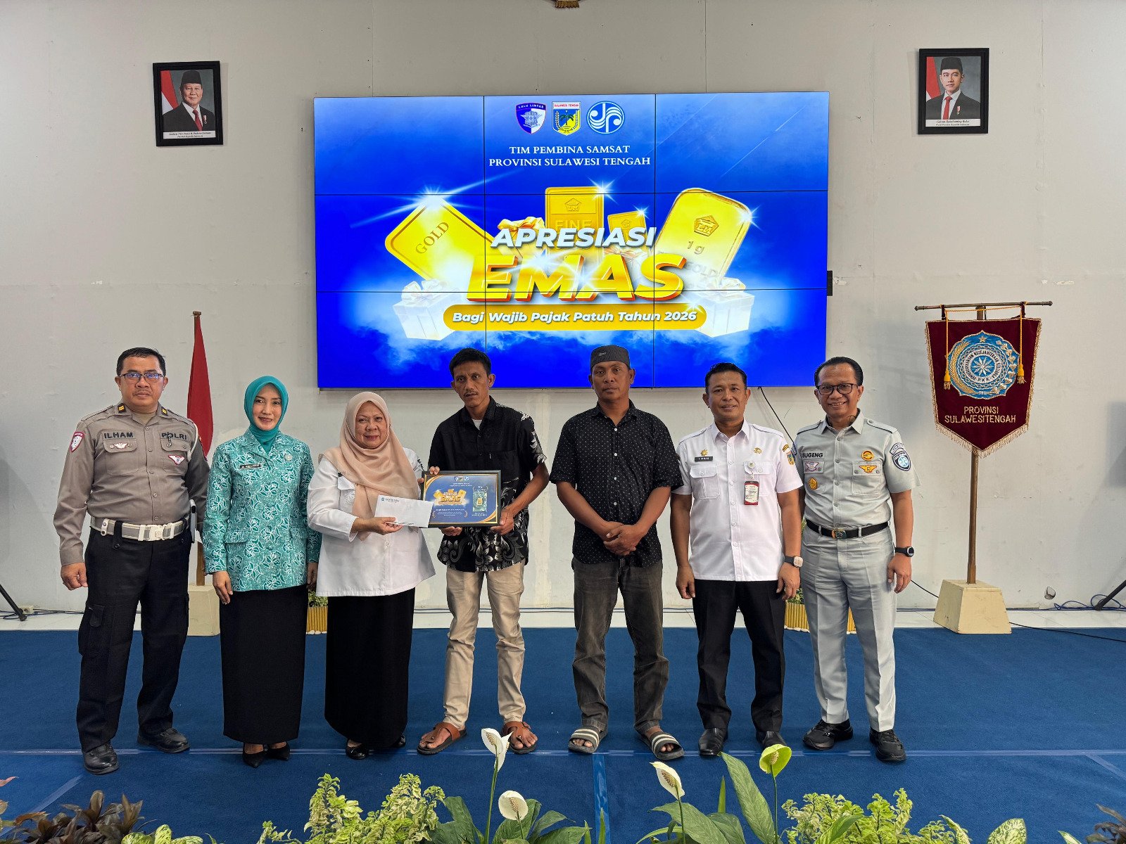 Wakil Gubernur Sulawesi Tengah Serahkan Hadiah Apresiasi Emas Kepada Wajib Pajak : Kolaborasi Jasa Raharja Dengan Tim Pembina Samsat