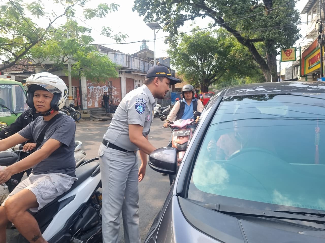 Dorong Budaya Tertib Berlalu Lintas Di Perlintasan Sebidang, Jasa Raharja Sukabumi Bersama Dishub Kab Cianjur, Polres Cianjur dan Rail Fans Cianjur Gelar Sosialisasi