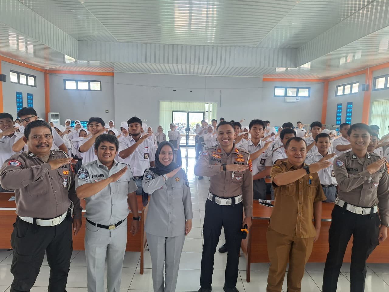 Jasa Raharja dan Satlantas Polresta Serang Kota Edukasi Pelajar SMA 2 Serang tentang Keselamatan Berlalu Lintas