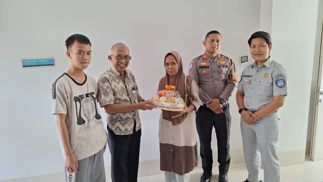 Memperkuat Budaya Customer Centric, PT Jasa Raharja (Persero) Cirebon Peringati Hari Pelanggan Nasional dengan Kunjungan Kepada Korban Kecelakaan Lalu Lintas di RS Mitra Plumbon Kab Cirebon