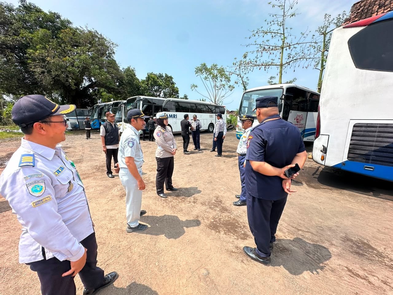 Perkuat Keselamatan Angkutan Umum, Dishub Jatim, Jasa Raharja dan Satlantas Polres Banyuwangi Gelar Ramp Check di Pool DAMRI