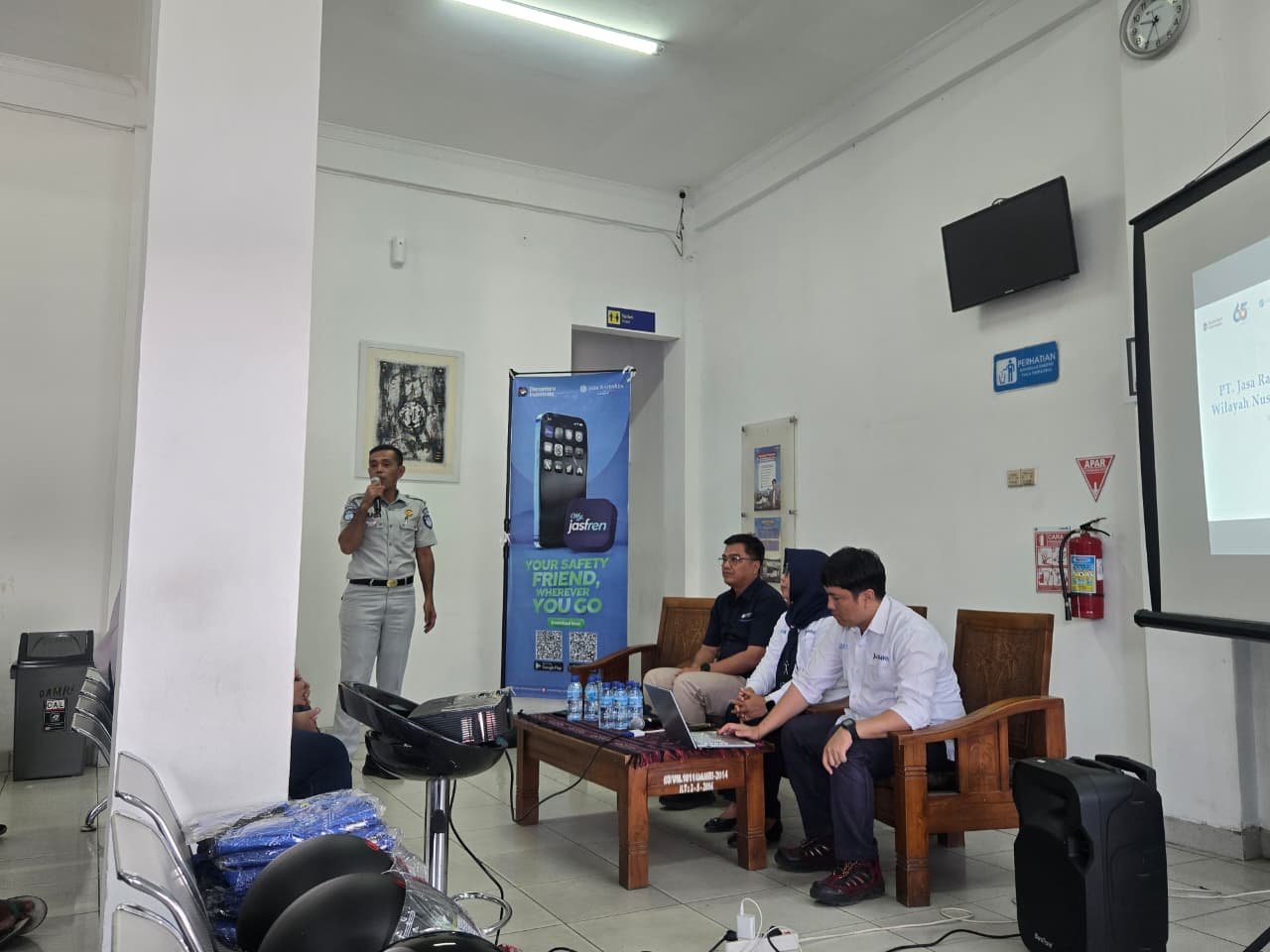 Jasa Raharja NTB Edukasi Keselamatan Berlalu Lintas dan Perkenalkan MyJasfren kepada Ojek Pengkolan