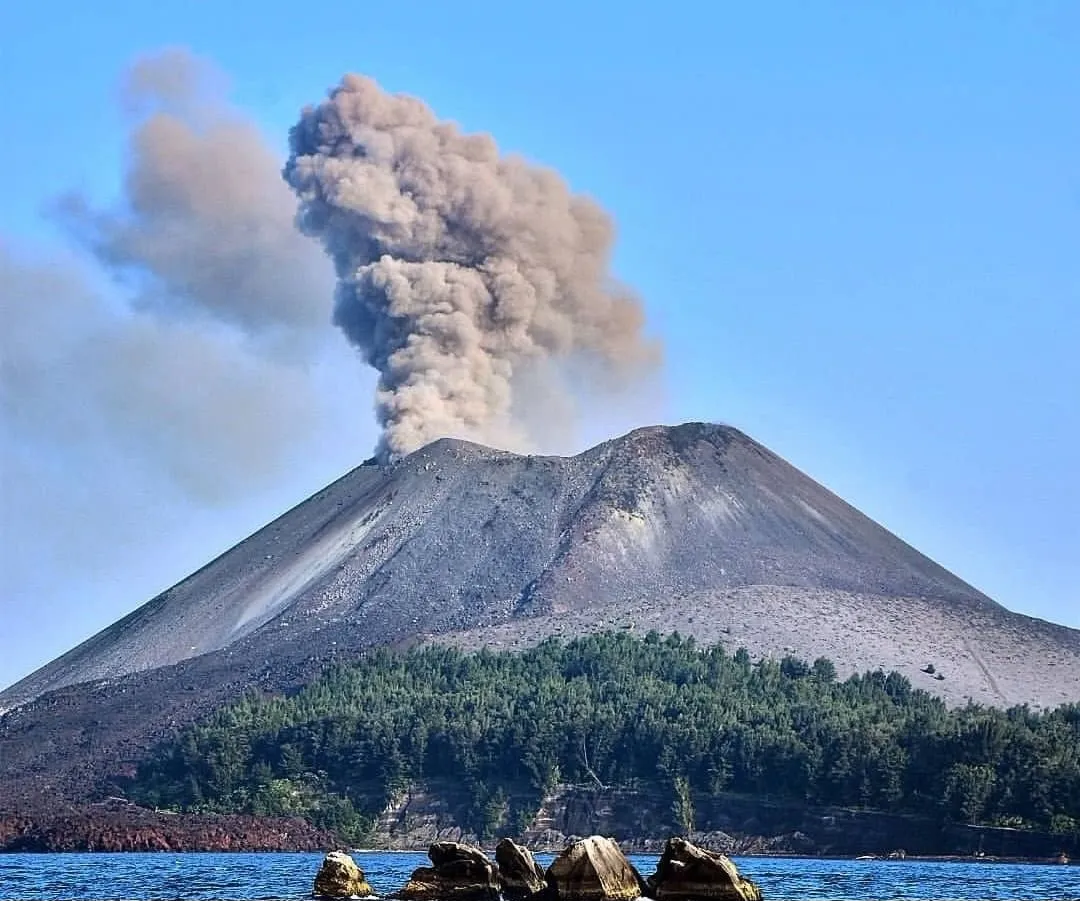 Anak Krakatau Erupsi Disertai Lava Fountain, BNPB Perkuat Kesiapsiagaan