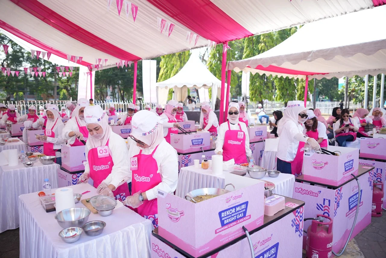 Pertamina Patra Niaga Masak Serentak di 8 Kota, Bagikan 8.100 Porsi Makanan