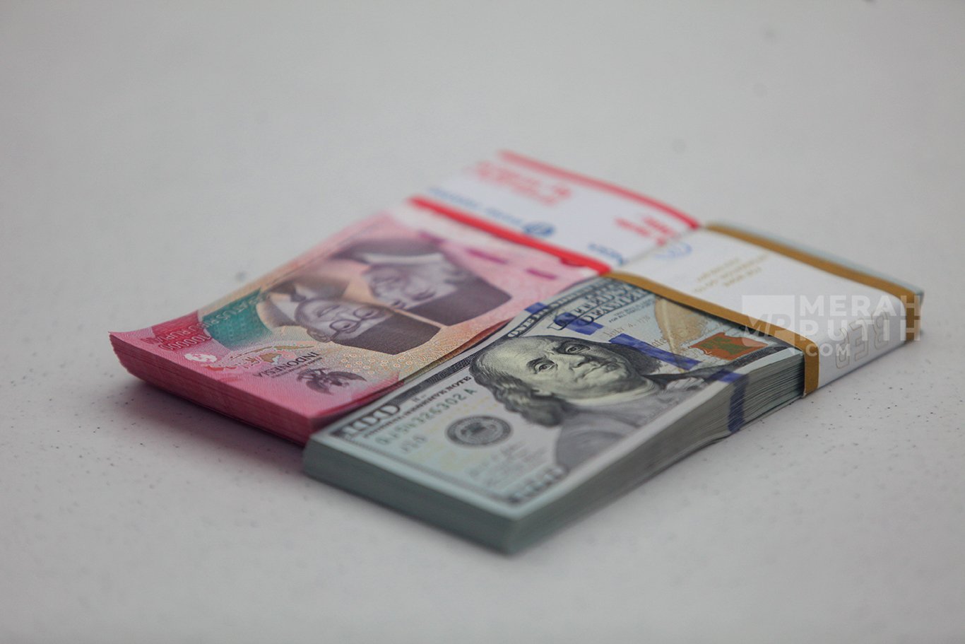Rupiah Dibuka Melemah 0,25 Persen ke Level Rp17.948 per Dolar AS