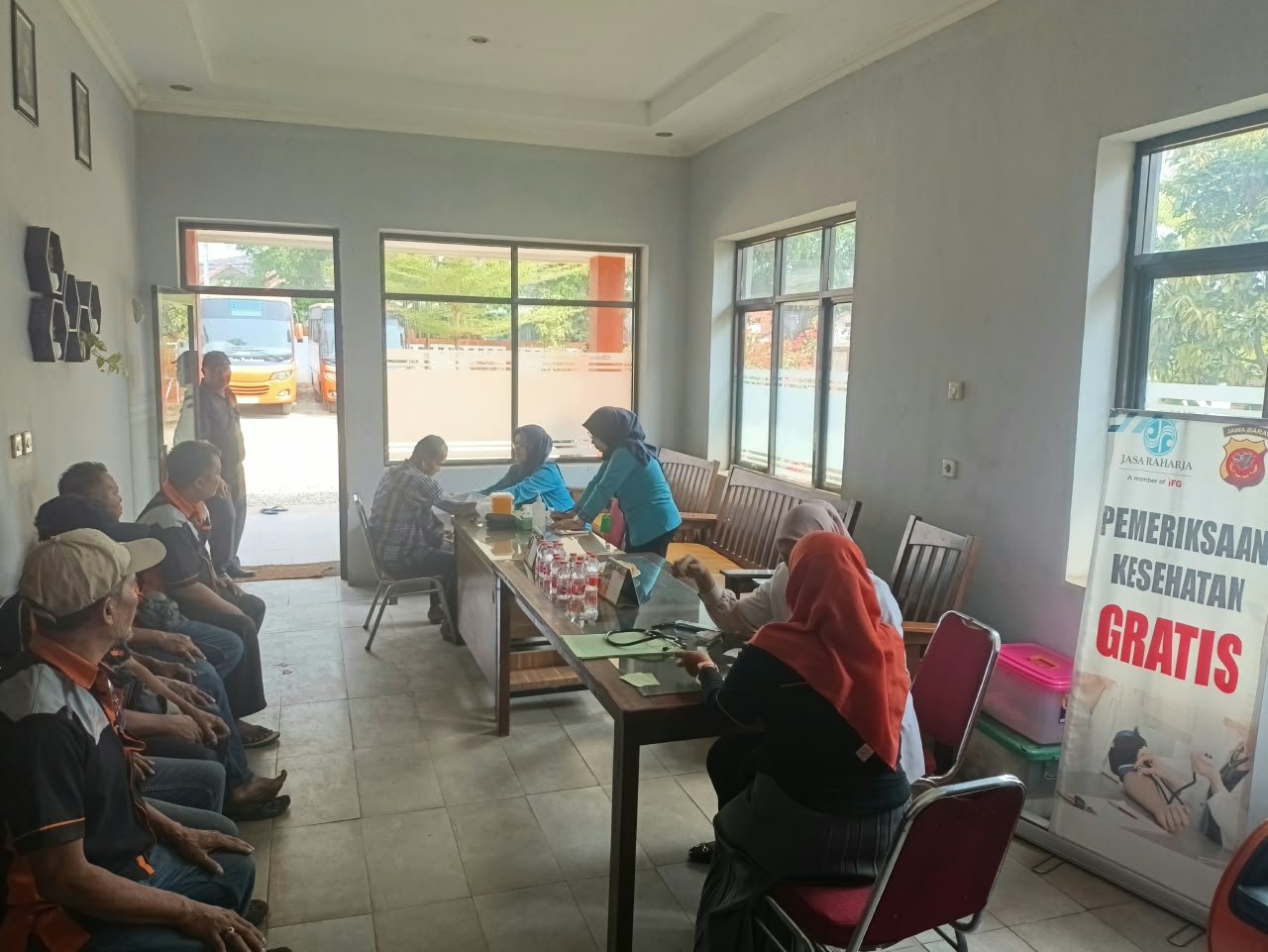 Tingkatkan Keselamatan dan apresiasi, Jasa Raharja Purwakarta Gelar Pemeriksaan Kesehatan Gratis untuk Pengemudi dan Awak Bus PO Dutra Parahyangan (Berlio)