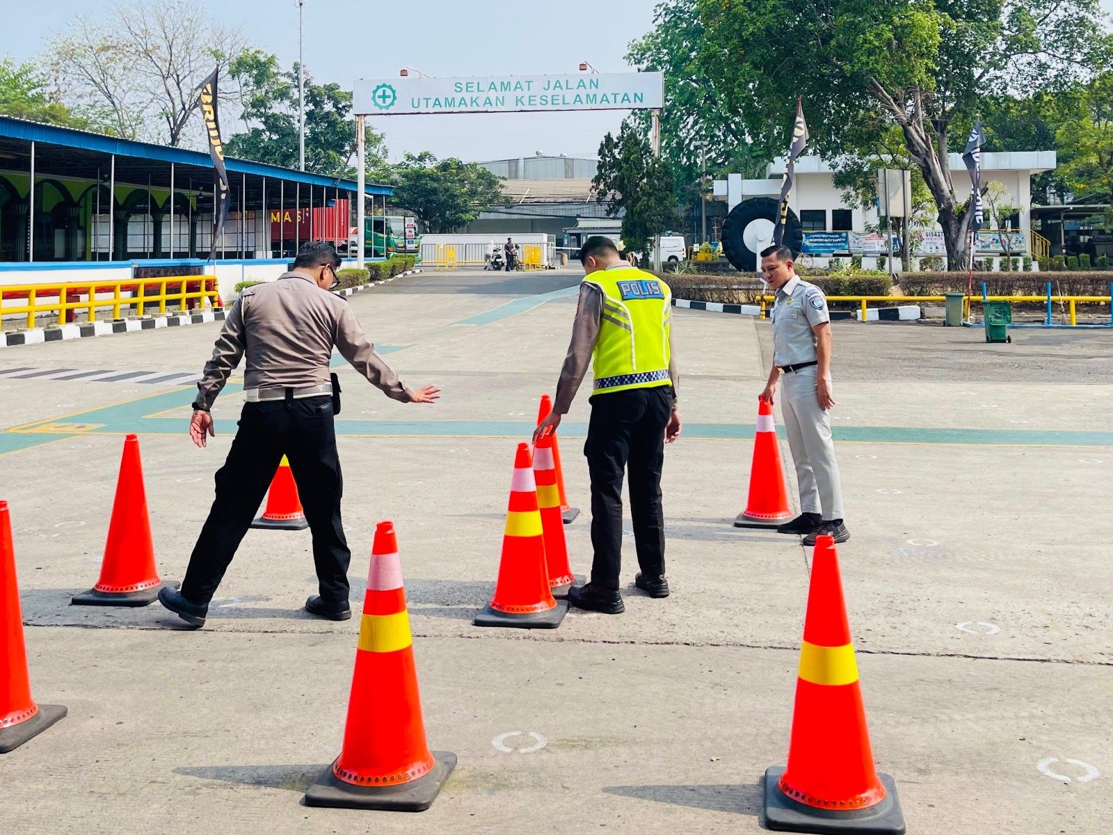 SAFE RIDING, SAFE JOURNEY, SAFE LIFE Jasa Raharja Pelatihan Safety Riding Di PT Bridgestone Tire Indonesia 