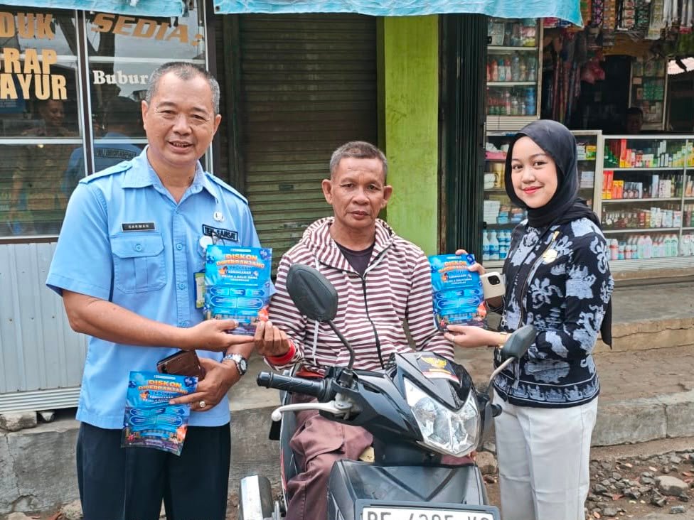 Jasa Raharja dan Tim Samsat Kotabumi Dekatkan Informasi Keringanan Pajak kepada Warga Pasar Central