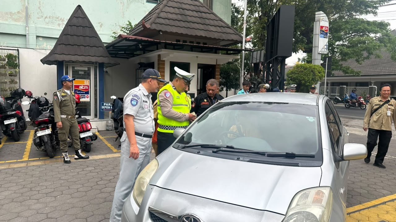 Tim Pembina Samsat Surakarta Perkuat Kepatuhan Pajak dan Budaya Tertib Berlalu Lintas melalui Gadis Pantura di Dinas Pendidikan