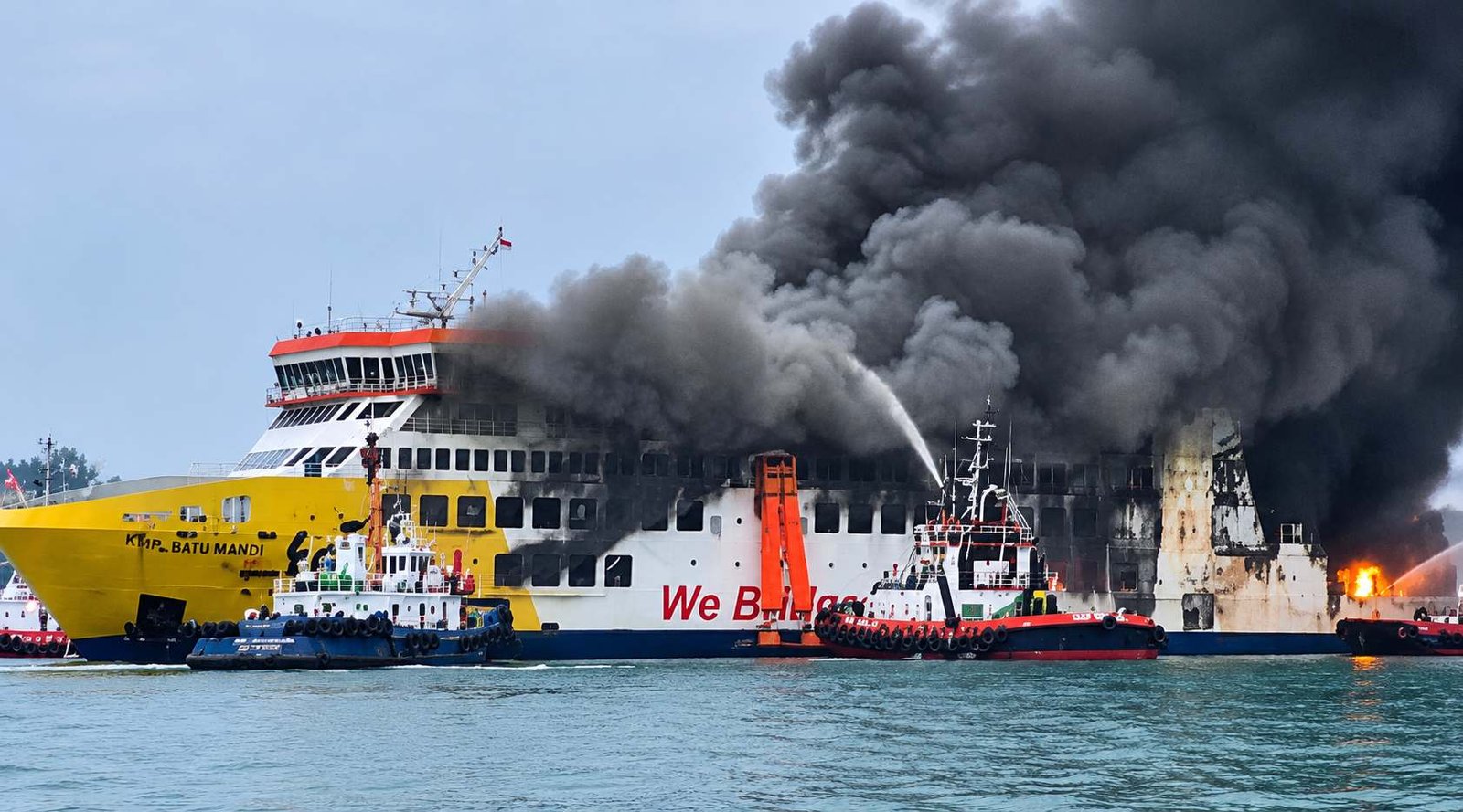 Kapal Feri KMP Batumandi Terbakar di Selat Sunda, Penyebab Masih Diselidiki