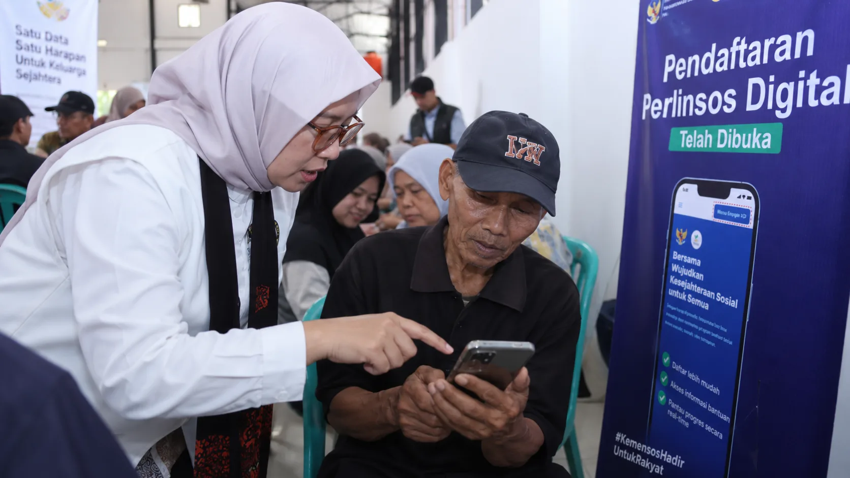 Mensos Ungkap Tiga Kendala Warga Daftar Bansos Digital, dari Tak Punya Ponsel hingga Takut Bantuan Hilang