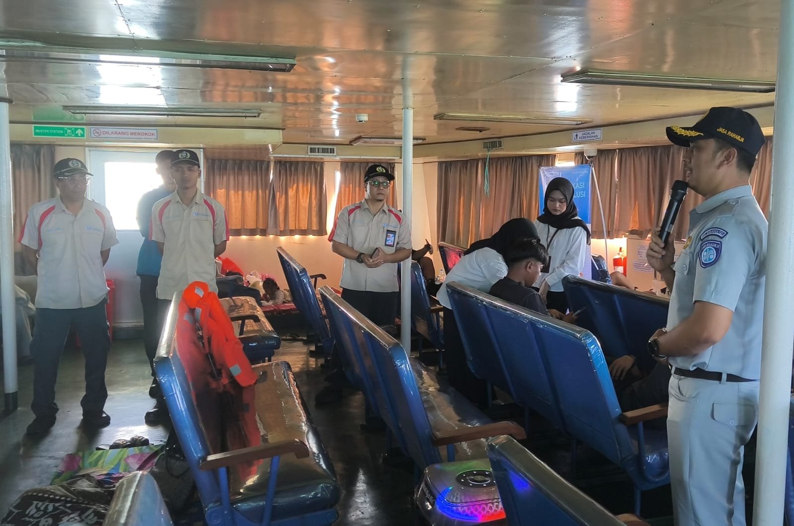 Jasa Raharja Dorong Peningkatan Kesadaran Keselamatan Penumpang melalui Sosialisasi Sarana Keselamatan dan Penggunaan Tiket Resmi di Pelabuhan Bajoe